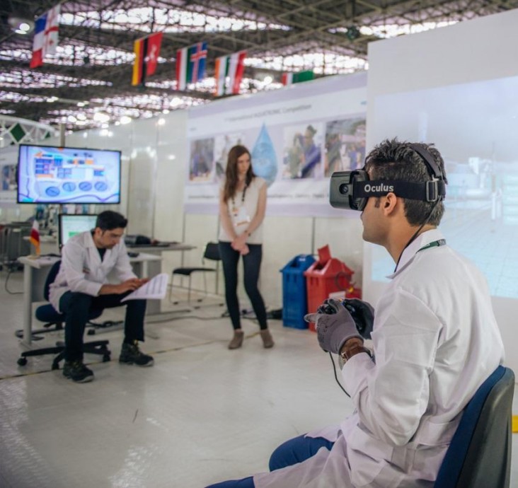 Student tests out the new Aquatronics virtual reality training equipment