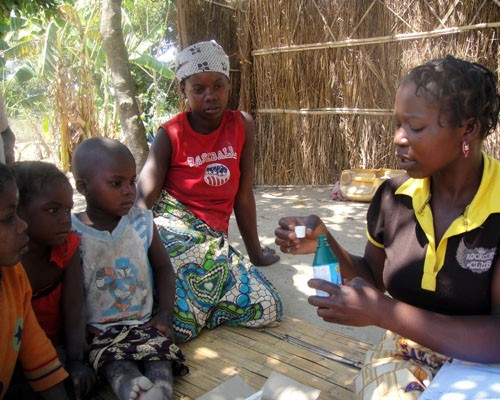 Community health worker Rosalina Casimiro meets with children in Nampula province, Mozambique, to demonstrate how to purify wate