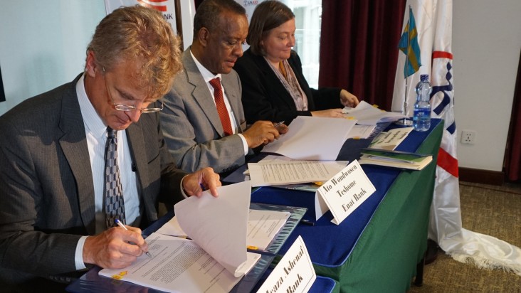 (l-r) Stephen Morin, USAID Ethiopia representative; Wondossen Teshome, president of Enat Bank; and Annika Jayawardena, deputy he