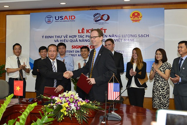 Giám đốc USAID Việt Nam Joakim Parker (bên phải) và Bộ trưởng Bộ Công Thương Cao Quốc Hưng tại lễ ký kết.