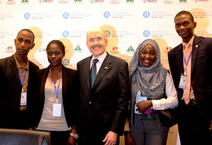 Ambassador Zumwalt and students 