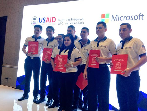 La alianza entre USAID y Microsoft beneficiará a miles de jóvenes salvadoreños en situación de riesgo social con una inversión d