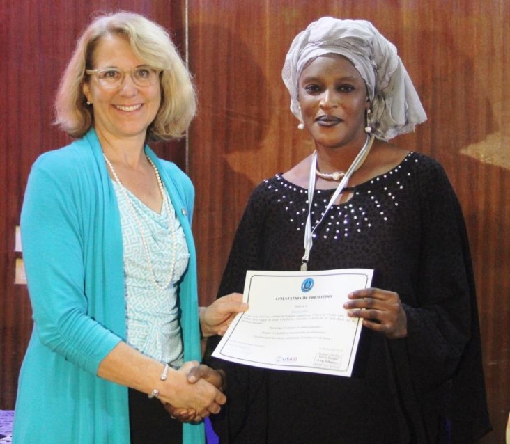 Mission Director Fine remettant un certificat à Khady Sarr formée en transformation alimentaire