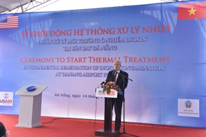 Đại sứ David Shear phát biểu tại lễ khởi động hệ thống xử lý nhiệt.