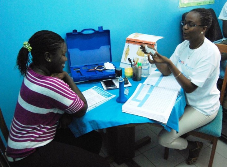 Maimouna Ba explains the female condom to a UCAD student.