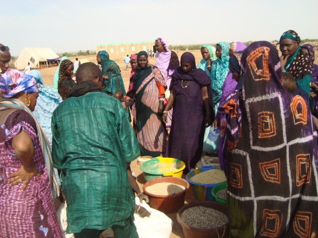 Teydouma community members with the grains purchased for food insecure households.