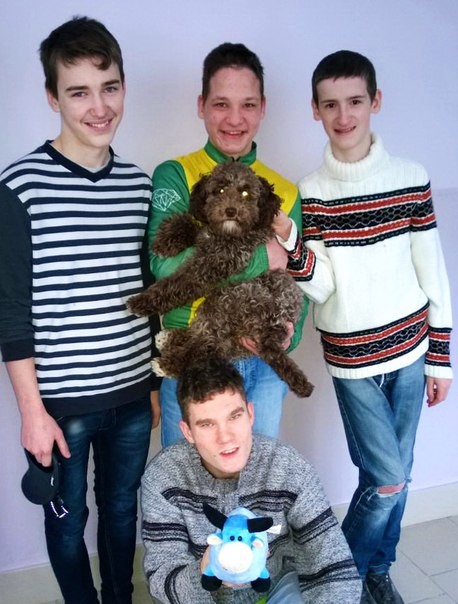 Children meet Chokoladka, the Family Center dog therapist.