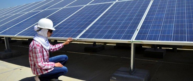 Ala Al Shareef installs solar panels on the roof of Jordan’s Ministry of Planning and International Cooperation.