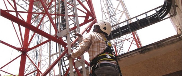 Samuel Maingi climbs Orange DadaabNet training tower.