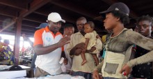 A community-based distributor provides family planning information at the Fungurume Central Market.