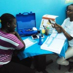 Maimouna Ba explains the female condom to a UCAD student.