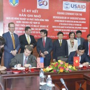 Phó Giám đốc khu vực châu Á của USAID Jason Foley và Bộ trưởng NN&PTNT Cao Đức Phát ký bản ghi nhớ.