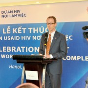 Giám đốc USAID Việt Nam Joakim Parker phát biểu tại lễ tổng kết Dự án HIV nơi làm việc.