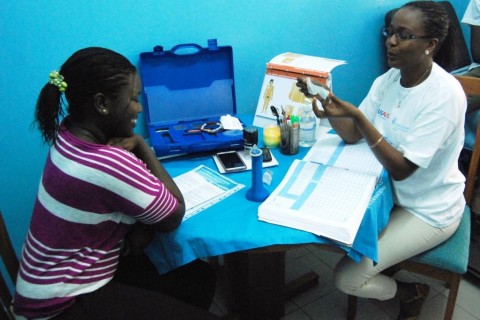 Maimouna Ba explains the female condom to a UCAD student.