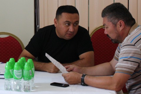 Alisher Abdullajonov, founder of VOOLEN TEKS (left) negotiating trade deals during B2B meeting